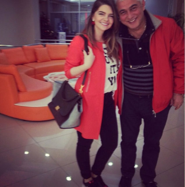 PELİN KARAHAN  - Eyüp güntay... Kendisi kayınpederim ama ben onu babam olarak görüyorum. Onu tanıdığımdan beri hiç yalnız bırakmadı beni.. Kendi kızından ayırmadı sağolsun! Ben de 30 yıldır ilk defa babalar günü kutluyorum...