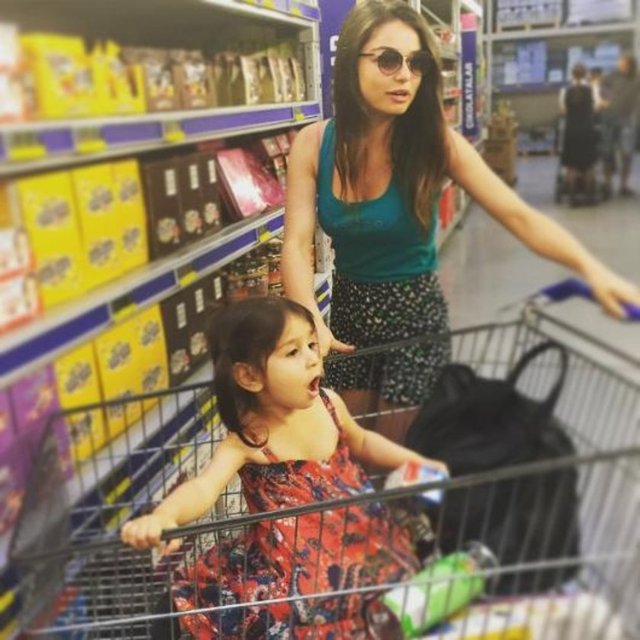 AYÇA AYŞİN TURAN - Aaa orada ne var bakışı