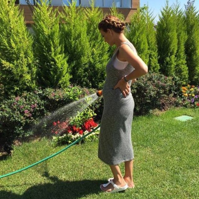 ESRA EROL - İkinci kez annelik heyecanı yaşayan Esra Erol dün bahçe sularken çekildiği bu fotoğrafı paylaşıp altına 'Tombiş' notunu yazdı. -  - Paylaştığı bu fotoğrafla ilk kez hamilelik iddialarını doğrulayan Erol'a çok sayıda tebrik mesajı geldi.