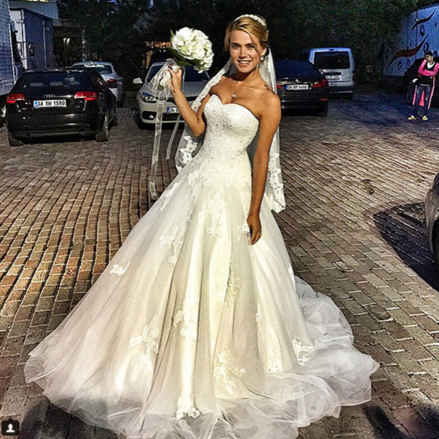 Güzel oyuncu Ceyda Ateş rol gereği evlendi. Ateş, gelinlik giydiği fotoğrafı sosyal medyada paylaştı.