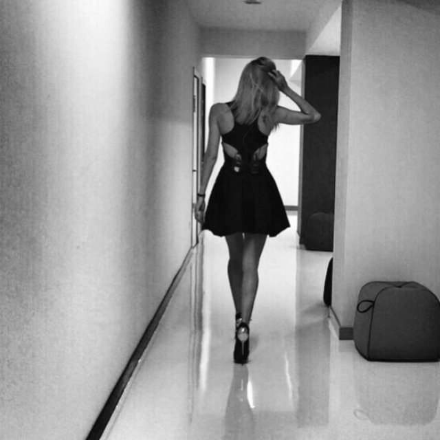 ÇAĞLA ŞİKEL   - Düşünüyordu  -