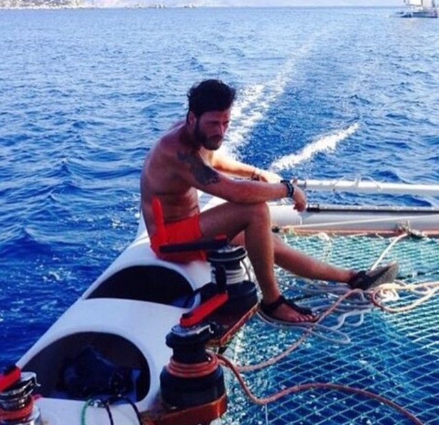 Kıvanç Tatlıtuğ tatil fotoğraflarını Instagram sayfasından paylaştı, kadın hayranlarını çıldırttı. 65 bin beğeni alan fotoğrafın altına bir takipçisi 'Bütün kızlar felç olduk' yazdı.