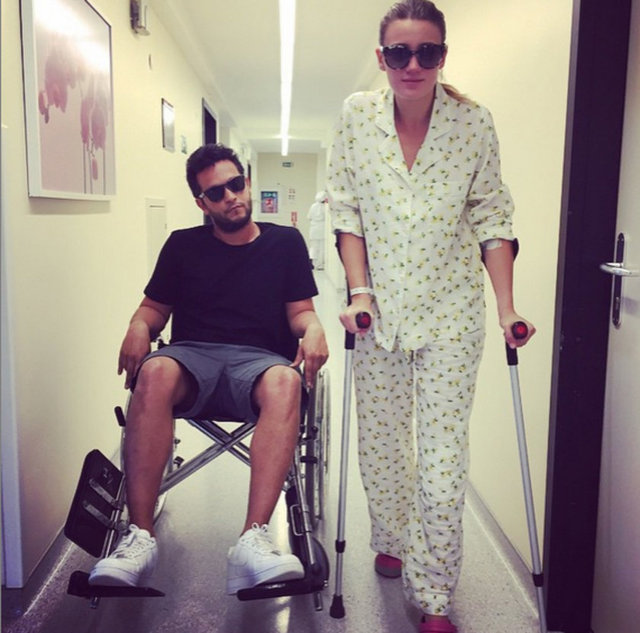 Gizem Karaca spor yaparken kendini sakatladı. Rol aldığı 'Güzel Köylü' dizisi final yapar yapmaz ameliyat masasına yatan güzel oyuncu, hastaneden fotoğraf paylaşırken annesi, "Bunu da atlattık çok şükür" dedi. -