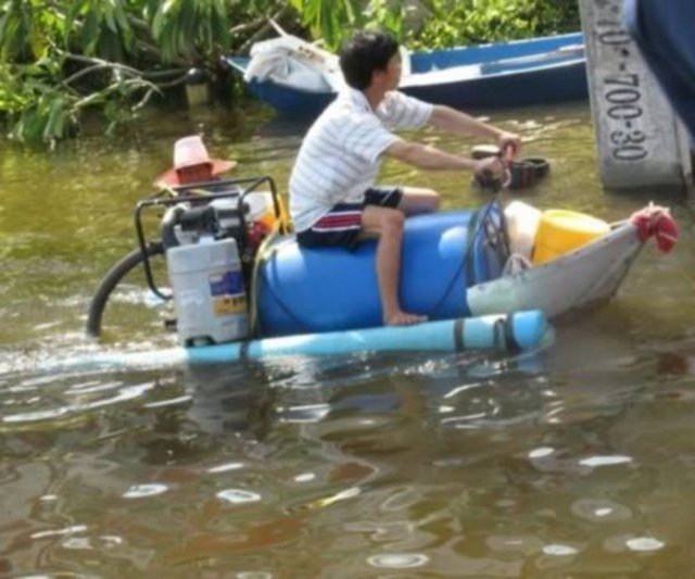 El yapımı Jetski: Tayland'da petrol varili ve bahçe pompası kullanılarak bir jetski yapılan bu Jet-Ski sınırları zorlayan cinsten.