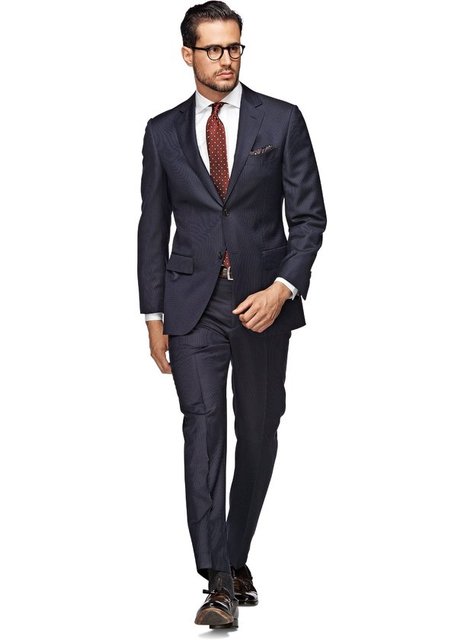 Beyler, takım elbise ve kravat kullanma zorunluluğunu düşünürsek, kendinden çizgili ya da yaz yarım astarlı olan blazer'ları tercih etmenizi tavsiye ederim.