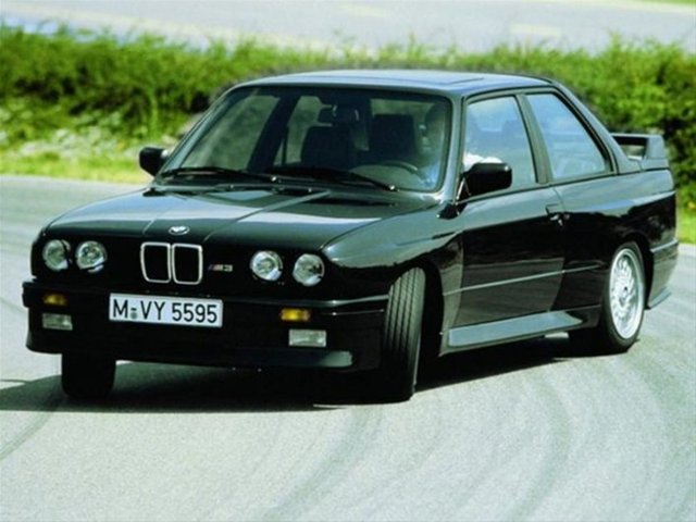 16- BMW E30 M3 -  - BMW'nin en dikkat çeken modellerinden biri olarak kabul edilen otomobil, özellikle yeni dönem klasikleri seven sanatçıların da favorilerinden biri.