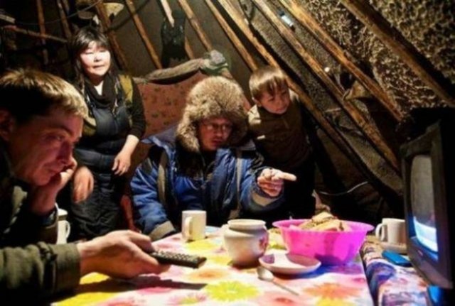 Rusya'nın en kuzeyinde yaşayan bu insanlar, geyik bakıcıları olarak biliniyor.Onların en büyük özelliği eti çiğ çiğ yemeleri. -