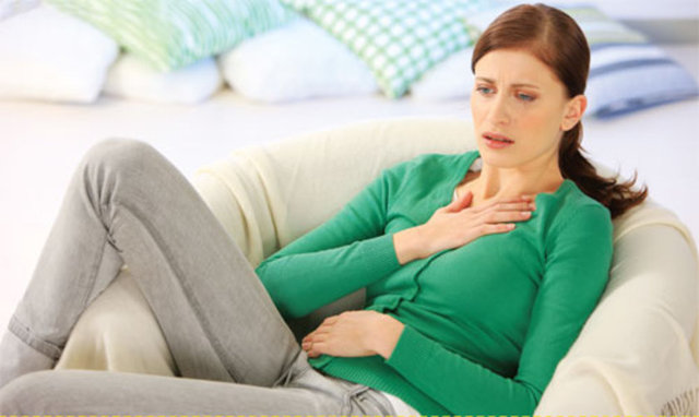 Uygulanan cerrahi yöntem tedavisinde mide asidi ve içeriğinin yemek borusuna kaçışının önlenmesi için, mide ve yemek borusu arasındaki kapak laparoskopik ameliyatla düzeltilmektedir.