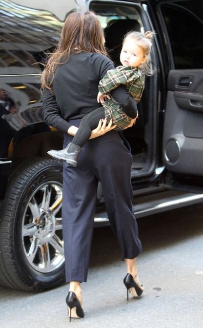 Victoria Beckham, 3 yaşındaki kızı Harper'ın kıyafet ve ayakkabılarını satıyor.