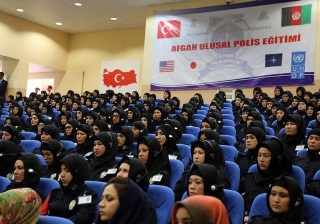 332 Afgan bayan polis adayı alacakları 6 aylık zorlu eğitimin ardından ülkelerinin güvenliğinde rol alacak.