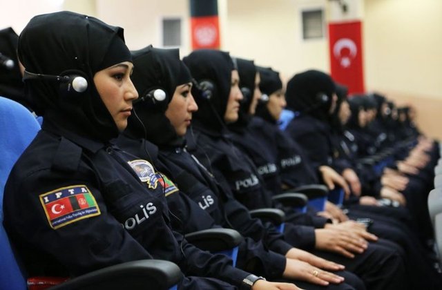 2011 yılında başlayan Afgan polis adaylarının eğitimleri kapsamında bu kez bayan polis adaylarının eğitimlerine başlandı.