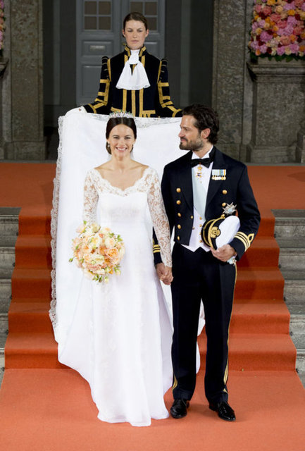 İsveç'te, tahtın üçüncü varisi olan Prens Carl Philip (36), halktan biri olan Sofia Hellqvist'le (30) hayatını birleştirdi.