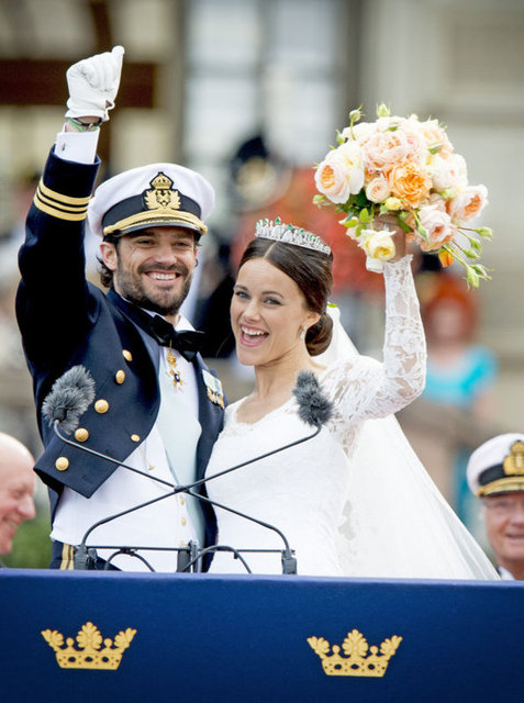 Fotomodelik, yoga eğitmenliği ve garsonluk yapan Hellqvist, nikâhla birlikte Varmland Düşesi unvanını aldı.