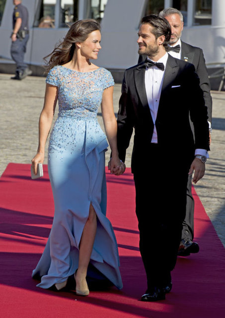 Gelin Sofia Hellqvist yemeğe mavi bir gece elbisesiyle katıldı.  -  -