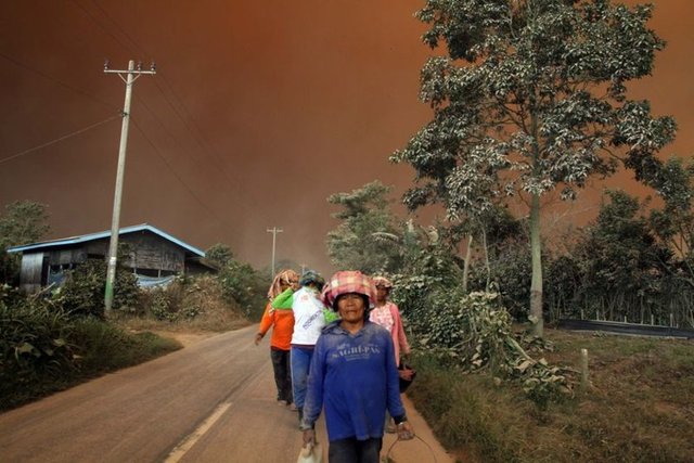 Sinabung yanardağı, deniz seviyesinden 2460 metre yükseklikte bulunuyor.