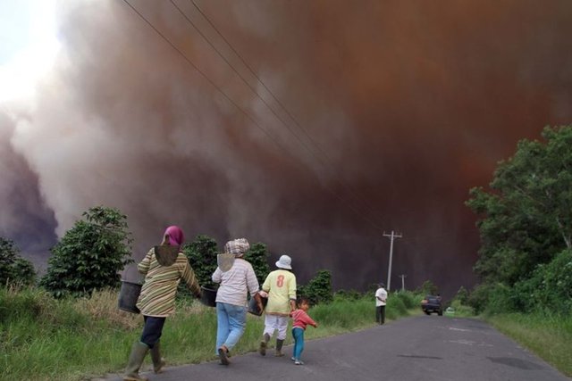 Yetkililer, Kuzey Sumatra eyaletinde bulunan 2 bin 600 metre yüksekliğindeki Sinabung Yanardağı'ndaki patlamaların ardından bölgedeki alarm düzeyinin en yüksek seviye olan beşe çıkarıldığını açıkladı.
