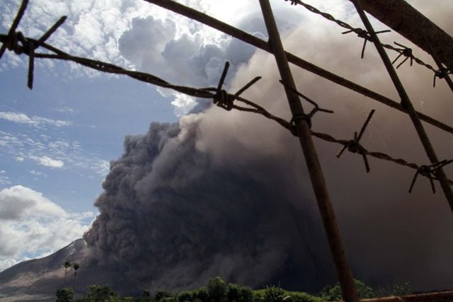 2010 yılında faaliyete geçen Sinabung yanardağıınn, sismik ve volkanik aktifliğin artmasından dolayı patlamasından endişe ediliyor.