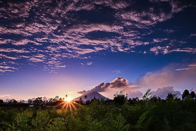 Endonezya'nın batısındaki Sinabung Yanardağı, havaya gaz, kül ve lav püskürtmeye devam ediyor.