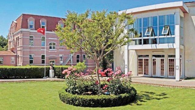 Üsküdar Amerikan Koleji - Puanı: 392.5 - Kontenjanı: Geçen yıl olduğu gibi 84 kız, 84 erkek olmak üzere kontenjanı 168.