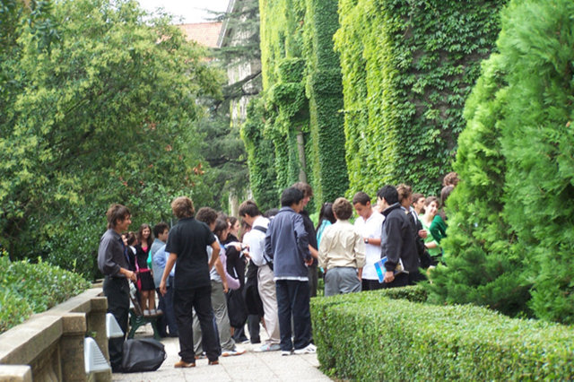 HT GAZETE - Amerikan Robert Lisesi - Puanı: 995 - Kontenjanı: 11 kız, 11 erkek olmak üzere 222. Geçen yıla göre kontenjanı 2 kişi azaldı