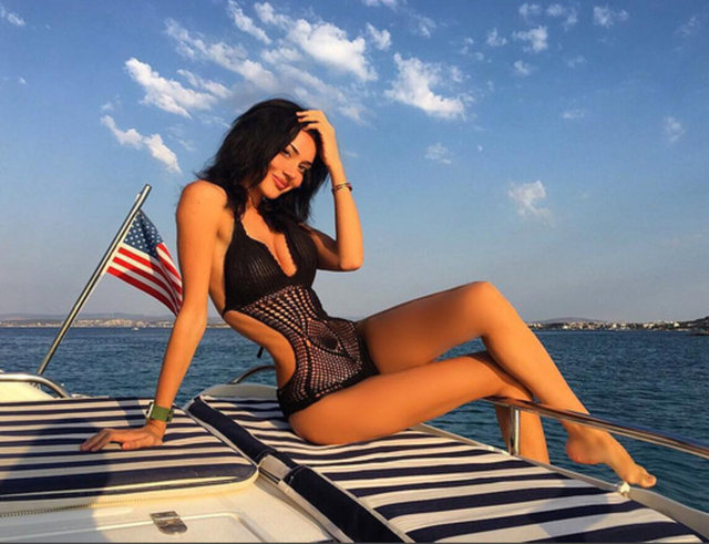 Çeşme'de tatil yapan Cansu Taşkın sosyal medyayı salladı.