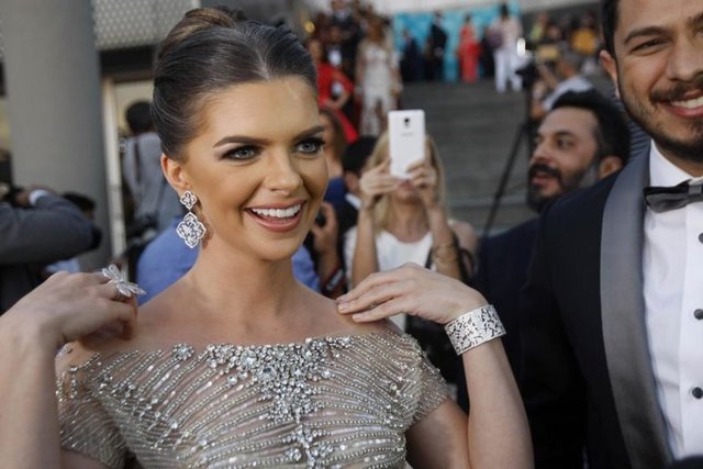 Kırmızı halı da objektiflere poz veren Pelin Karahan, tören öncesi Lübnanlı hayranlarıyla da selfie fotoğrafı çektirdi.