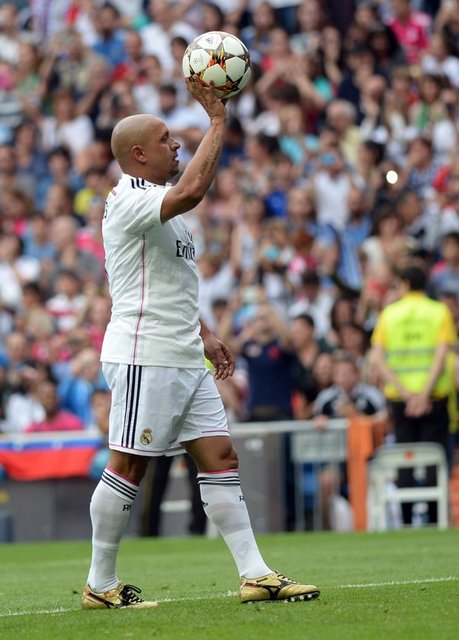 Liverpool'da da Michael Owen, Steve McManaman, Jason McAteer, Harry Kewell ve Robbie Fowler gibi eski ünlü futbolcular forma giyerken,