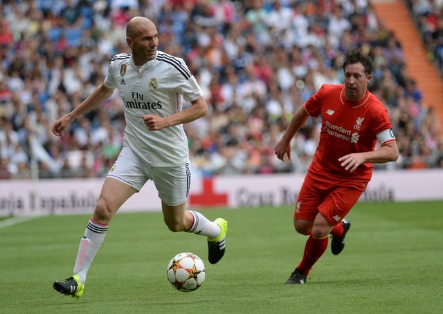 Futbol dünyasının iki büyük kulübü Real Madrid ve Liverpool'un efsane futbolcuları sosyal dayanışma maçında karşı karşıya geldi.