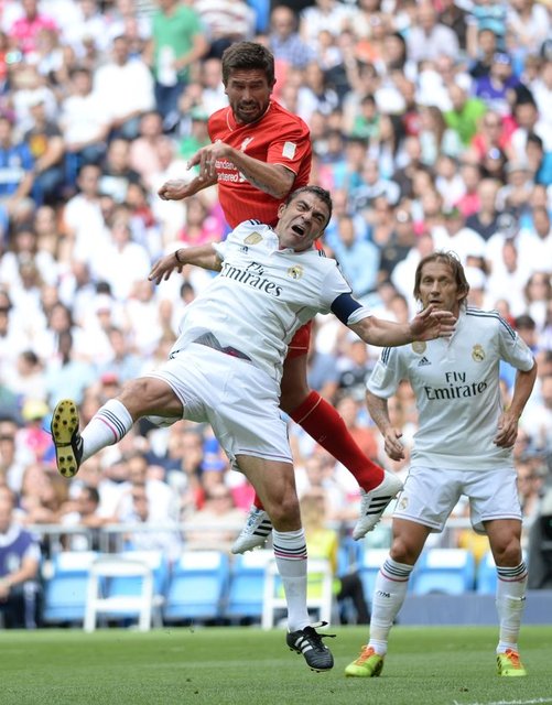 kariyerlerinde her iki kulüpte de forma giyen Owen, Dudek, Morientes, McManaman gibi futbolcular maçın iki devresinde farklı takımlarda oynadı.