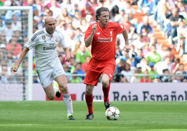 Santiago Bernabeu Stadı'nda 70 bin kişinin izlediği ve gelirinin çocuk yardım kuruluşlarına bağışlanacağı açıklanan müsabakayı Real Madrid 4-2 kazandı.