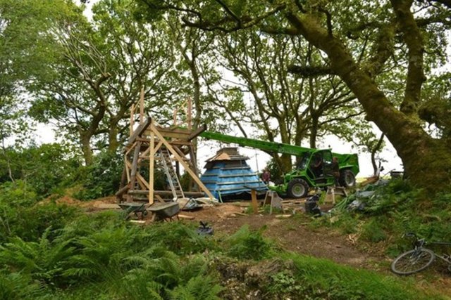 "Hut on Stilts" (Ayaklı Kulübe) adı verilen 8 metrekarelik yapı Dorset, İngiltere'de yer alıyor.