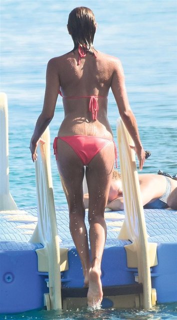 Bitez'deki Doria Beach'de güneşin ve denizin tadını çıkaran çift iskelede aşka geldi. -