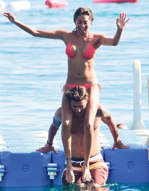 Birbirlerine sarılıp öpen çift denizde ise eğlenceli dakikalar geçirdi. (Makaron)