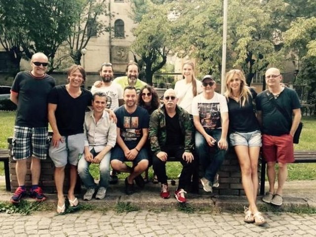 Ünlü komedyenin, çekimleri Bulgaristan'ın başkenti Sofya'da devam eden filmin setinden önceki gün paylaştığı fotoğrafta Rus güzel de yer aldı.