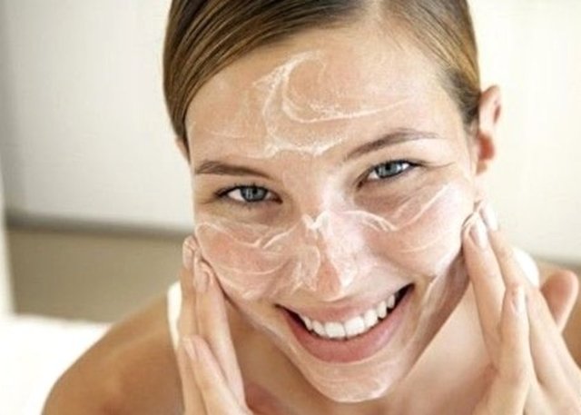 Bu yüzden hemen bir bardak dolusu su için ve bol bol meyve tüketin. Buna rağmen siyah noktalar geçmiyorsa bir dermatoloğa danışmalısınız.