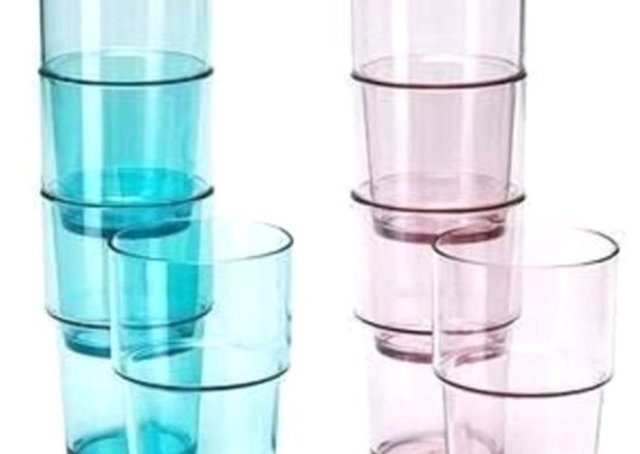 Üst üste koyduğunuz bardaklar yapışıp çıkmıyorsa bir leğenin içerisine koyun. Üstteki bardağın içerisine buz koyup leğenin içerisine yavaş yavaş sıcak su koyun. Bardakların kolayca çıktığını göreceksiniz.