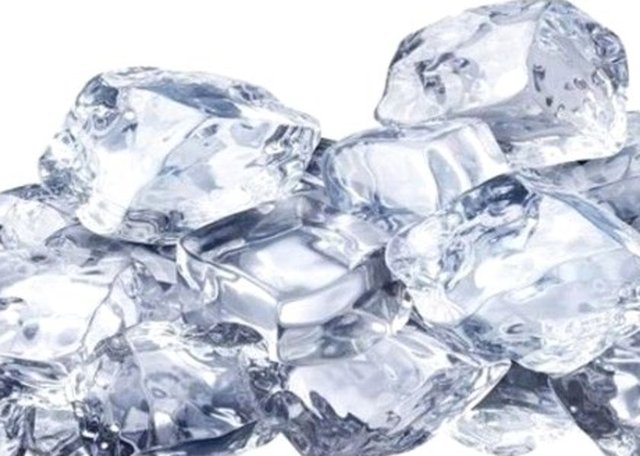 Bikini bölgenizde kıl dönmesi yüzünden rahatsız edici bir şişlik oluştuysa... Kağıt havluyu soğuk suya batırıp birkaç dakika şişliğin üstünde bekletin. Ya da birkaç küp buzla şişliği ve kızarıklığı giderin.