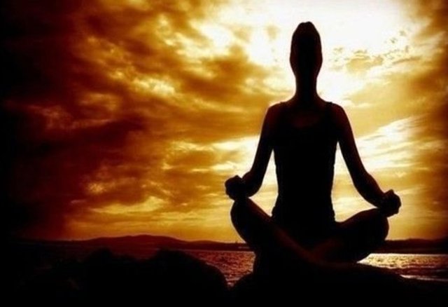 Yavaşça nefes alıp verin, hızla rahatladığınızı hissedeceksiniz. Eğer bu işe yaramıyorsa bazı meditasyon tekniklerine başvurabilirsiniz. Örneğin beş dakika süreyle gözlerinizi kapatın ve bir ormanın ortasında olduğunuzu hayal edin.