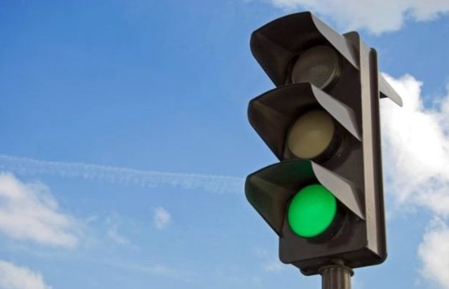 Trafik lambasının yeşil yanması geçmenin mutlaka güvenli olduğu anlamına gelmez.