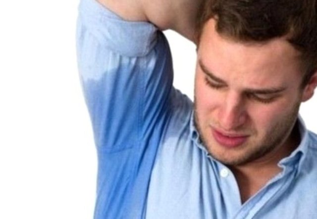 Terleme problemi yaşıyorsanız ve duş almaya vaktiniz yoksa... Hemen tuvalete gidin ve birkaç kağıt havlu koparın. Kokulu antibakteriyel sıvı sabunu kağıt peçeteye dökün ve o bölgeyi silin. Ancak sonrasında iyice kurulamayı unutmayın.