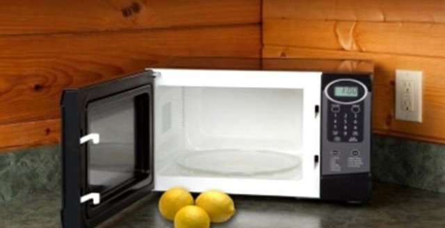 Limon gibi asitli meyveleri daha sulu hale getirmek için mikrodalga fırında 15-20 saniye ısıtmanız yeterli.