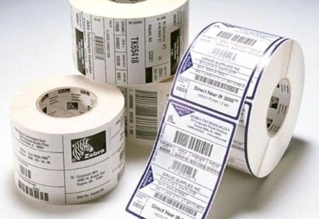 Satın aldığınız plastik ve cam eşyaların üzerine yapıştırılan etiketlerden kurtulmak için etiketin üzerine yemeklik margarin sürün ve 15 dakika bekletin. Bir bez ile ovalayıp yıkayın. Üzerinde hiç bir leke ve çizilme oluşmayacaktır.