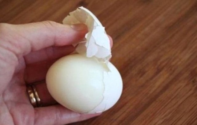 Yumurtanın kabuğunu kolayca soymak için kaynattığınız suya bir miktar sirke veya karbonat ekleyin.
