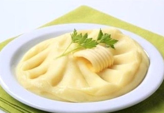 Lezzetli püreler yapmak için... Patates püresini yaparken daha bir lezzetli olmasını istiyorsanız, içine süt de katabilirsiniz. Ama ne kadar süt katacağınızı kestiremiyorsanız, süt yerine süt tozunu tercih edebilirsiniz.