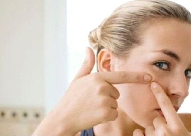 Çenenizde tüylenme problemi yaşıyorsanız... Çenenize ince bir tabaka vazelin uygulayın ve üzerine likit bir kapatıcı pudra uygulayın. Yalnız bu işlemi yaparken alkolsüz ürünler kullanmaya dikkat edin. Çünkü alkollü ürünler cildinizi tahriş edebilir.