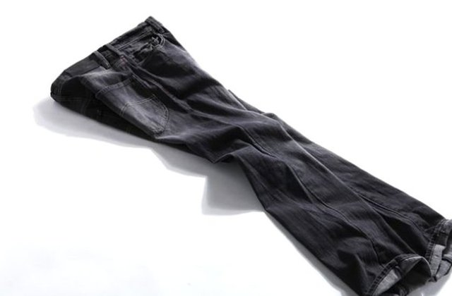 Jeaninizin üzerini fırçalayın, plastik bir çantanın içine düzgün bir şekilde yerleştirip, ertesi gün giymek üzere buzluğa atın. Kot pantolonu çamaşır makinesinde yıkamak en büyük yanlışlardan biri.