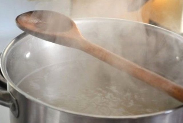Tencerenin başında beklemek istemediğiniz zamanlarda taşmasını önlemek için tahta bir kaşığı tencerenin üzerine yatay şekilde yerleştirebilirsiniz.
