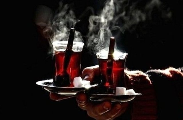Çaylara farklı tatlar katmak için... Çaya ayrı bir tat ve koku vermek istiyorsanız kavanozun içine, bir dilim elma ya da portakal kabuğu atın. Hatta çay demlerken portakal ve limon kabuğunu rendeleyerek de kullanabilirsiniz.