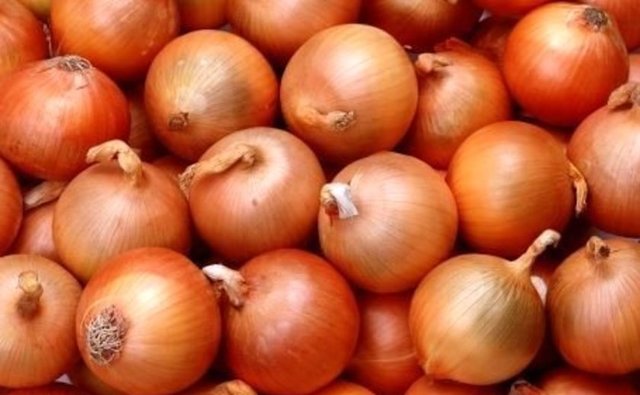 Paslanmış bıçağı eski haline döndürmek için, Soğanı ortadan ikiye bölün ve üzerine pudra şekeri serpin. Üzeri pudra şekerli soğan ile bıçağınızı temizleyin. Daha sonra bir peçete yardımıyla silin.