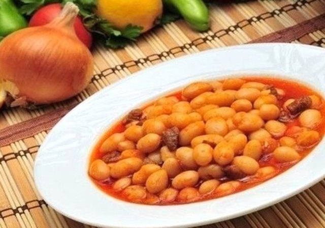 Kuru fasülye pişirirken... Lezzetle yiyeceğiniz kuru fasulyelerin tanelerinin dağılmadan ve ezilmeden pişmesini istiyorsanız, tuzu, salçayı ya da domatesleri, fasulyeler yarı piştikten sonra ekleyin.